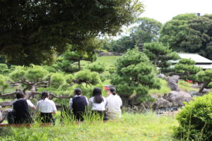 庭園で優雅なお昼ご飯を食べている姿。